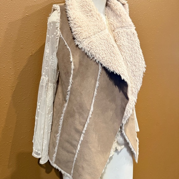 daytrip Women's Tan Shearling Vest size medium - Picture 3 of 6